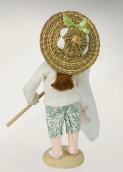 Beach Girl Catching Starfish, Byers Choice, Znau173