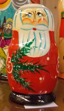 Nesting Santas With Greenery